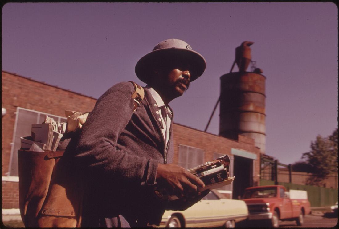 A BLACK MAN DELIVERS MAIL TO THE BLOCK OF EAST 43RD STREET ON CHICAGO'S SOUTH SIDE. HE IS ONE OF THE NEARLY 1.2... - NARA - 556155