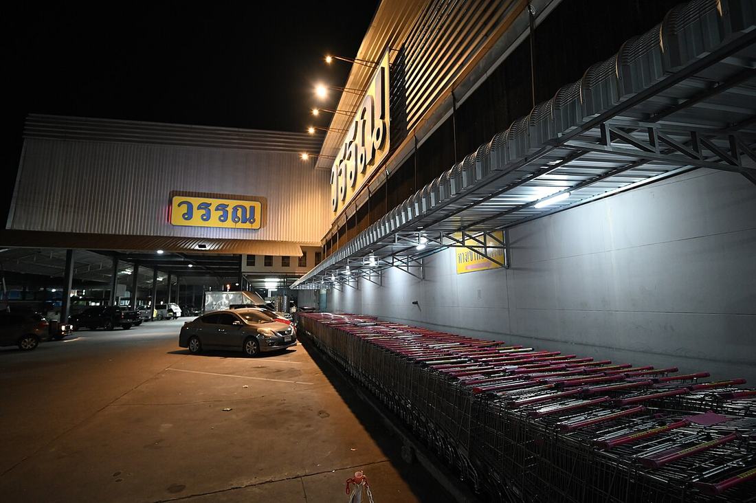 DZ6 2587 Shopping carts lined up outside a supermarket at night ready for the next days customers